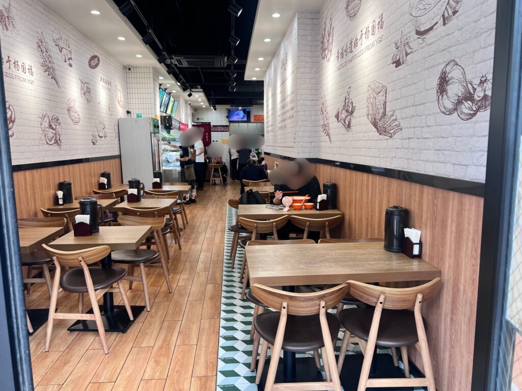 楊國福麻辣湯店内手前