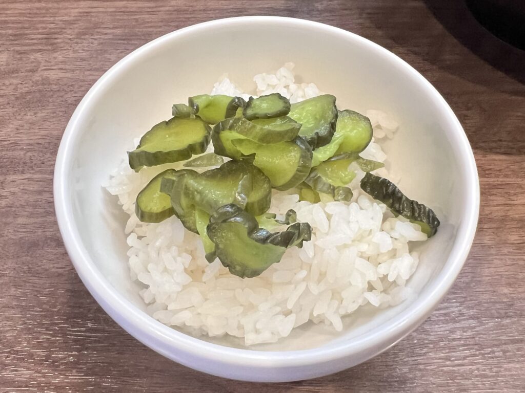 麺達うま家サービスのご飯ときゅうりの漬物