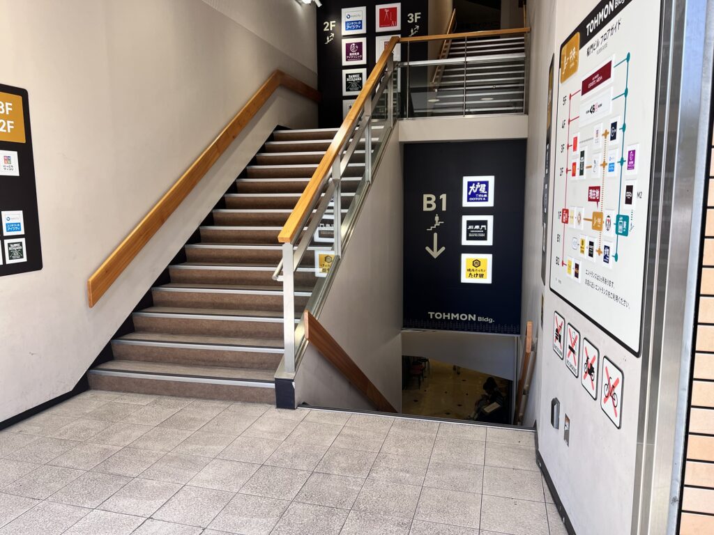 石庫門へ向かう階段入口