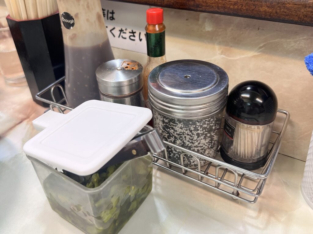 洋庖丁きゅうりの漬物と卓上調味料