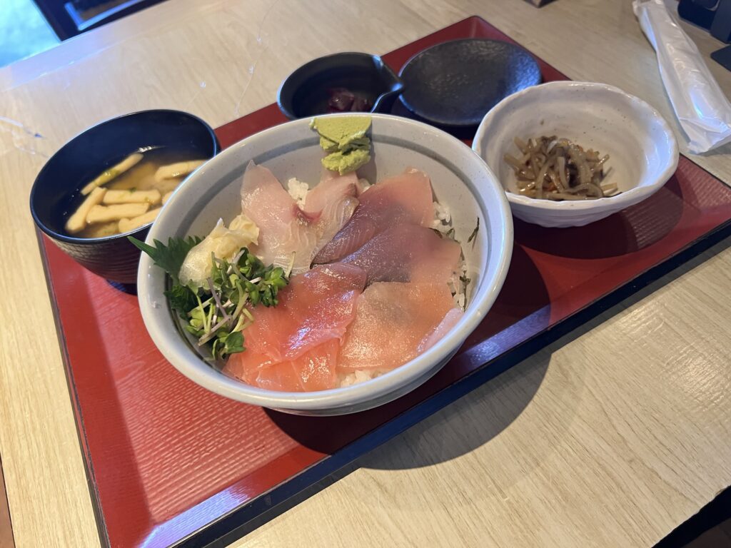 まるがまる鮮魚丼