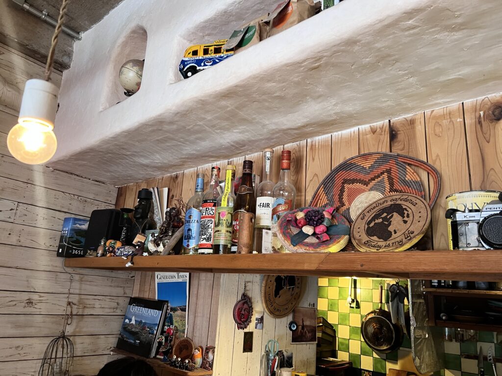 地球を旅するCAFE店内風景2