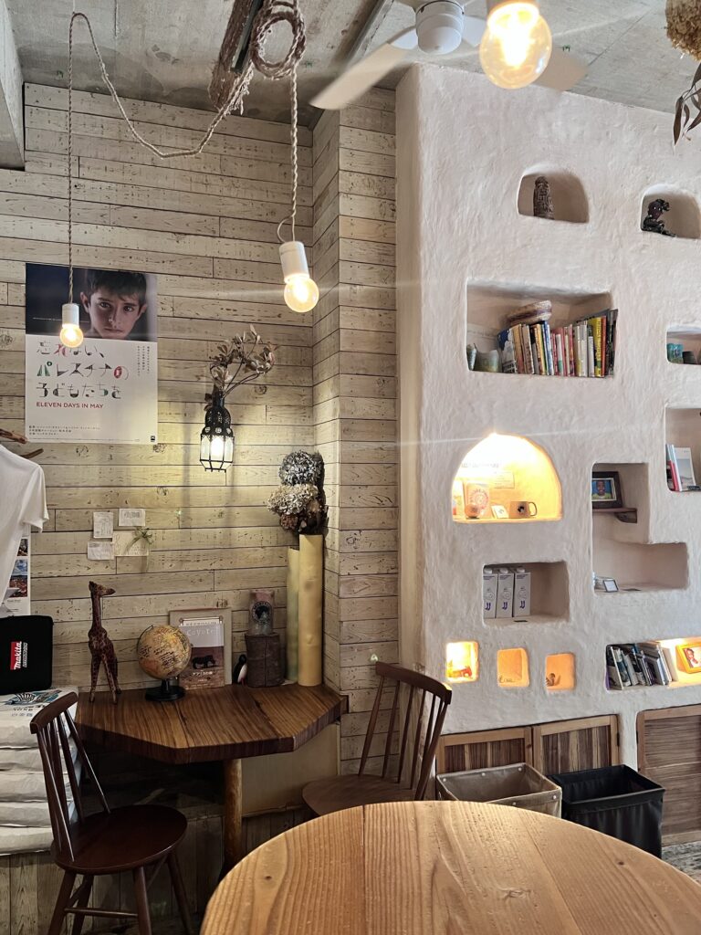 地球を旅するCAFE店内風景1