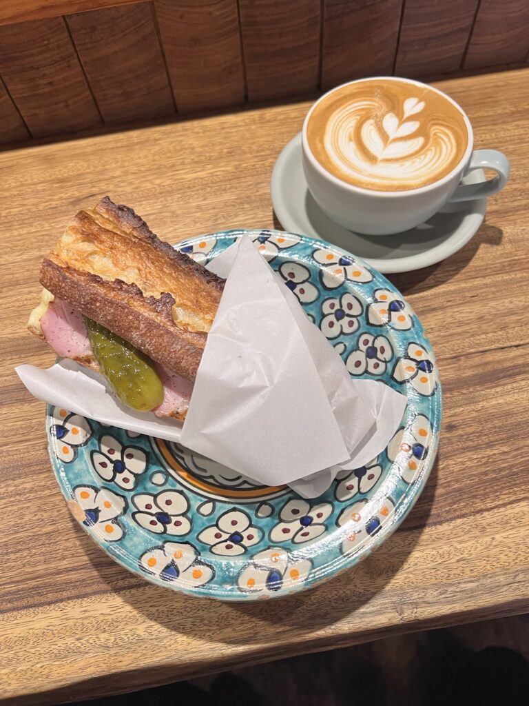 地球を旅するCAFEハム&チーズサンドイッチとカフェラテ