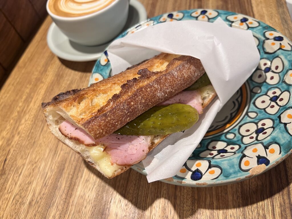 地球を旅するCAFEハム&チーズサンドイッチアップ