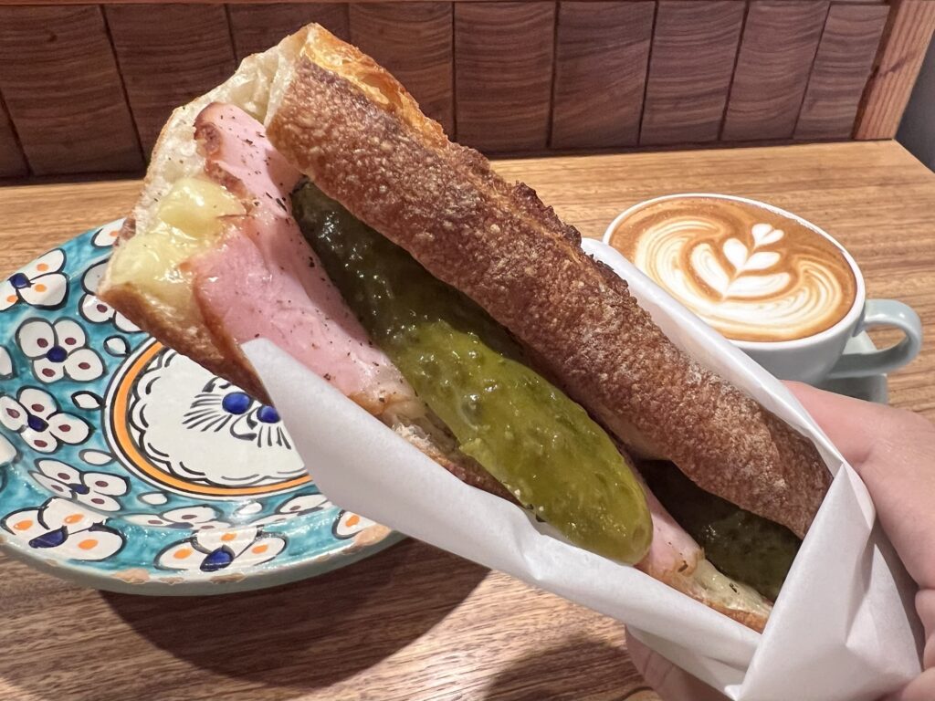 地球を旅するCAFEハム&チーズサンドイッチリフトアップ