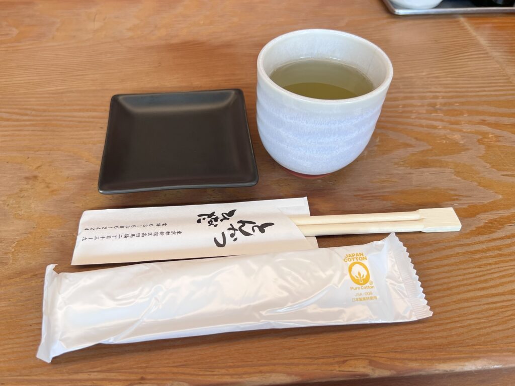 とんかつひなたお茶、小皿、おしぼり、割り箸