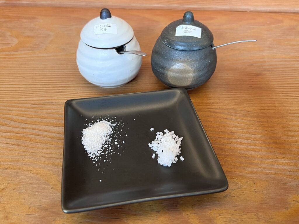 とんかつひなた塩を小皿に出した写真