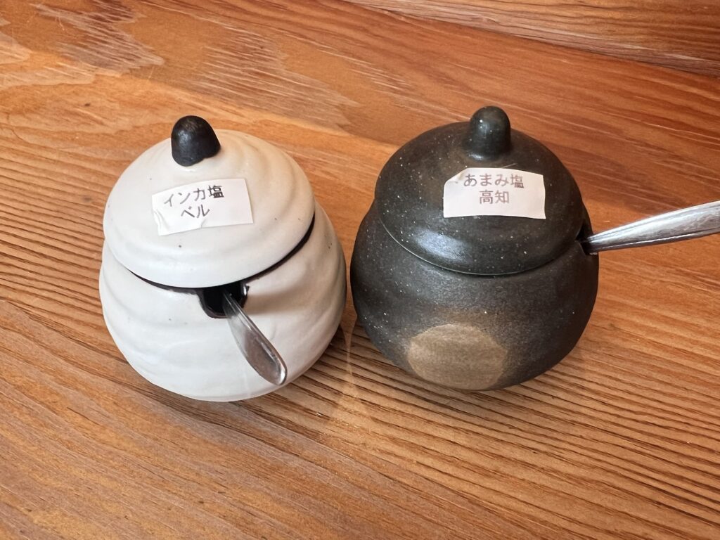 とんかつひなた塩の瓶アップ