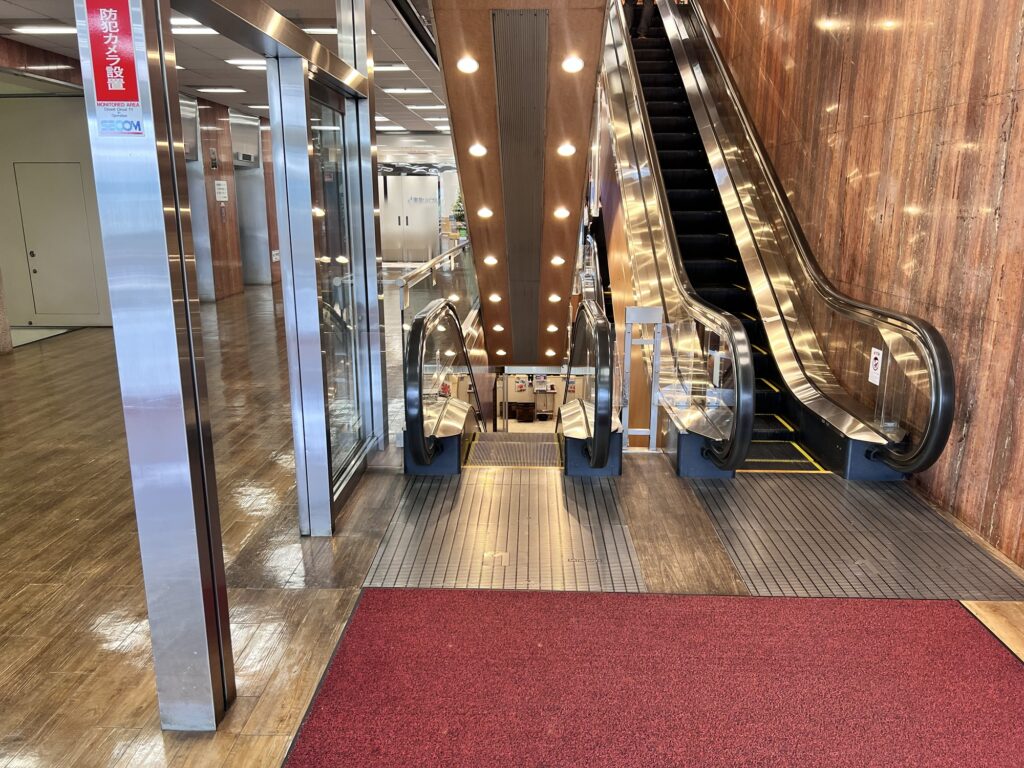 餃子の安亭へ続くエスカレーター