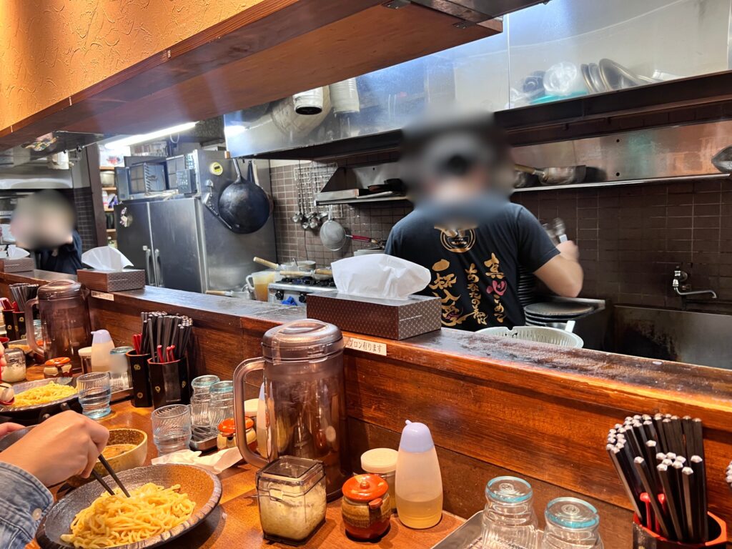 つけ麺屋ひまわりカウンターからの厨房風景