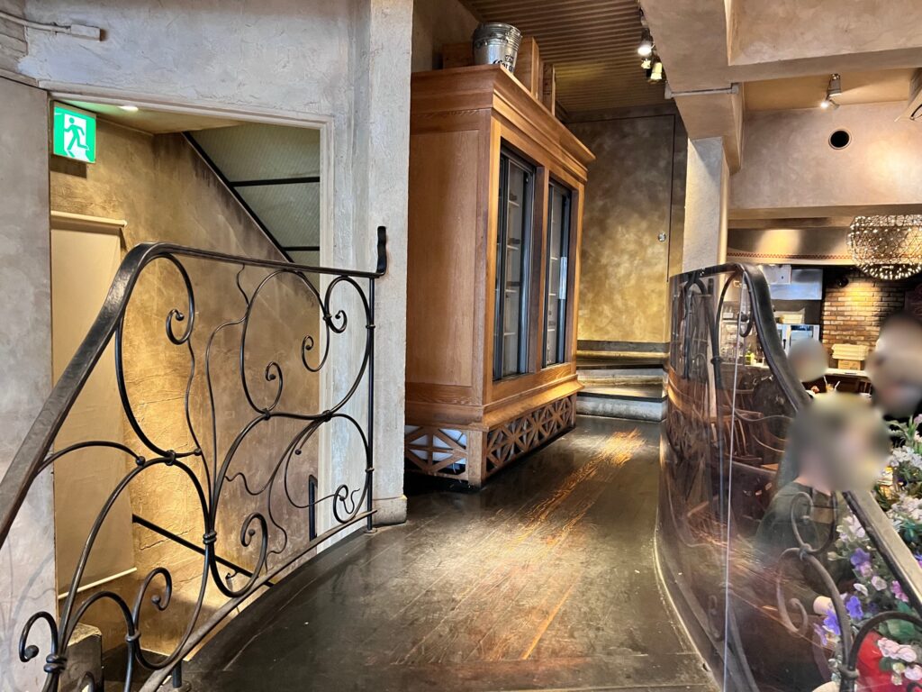 カフェコットンクラブ2Fへ続く階段への通路