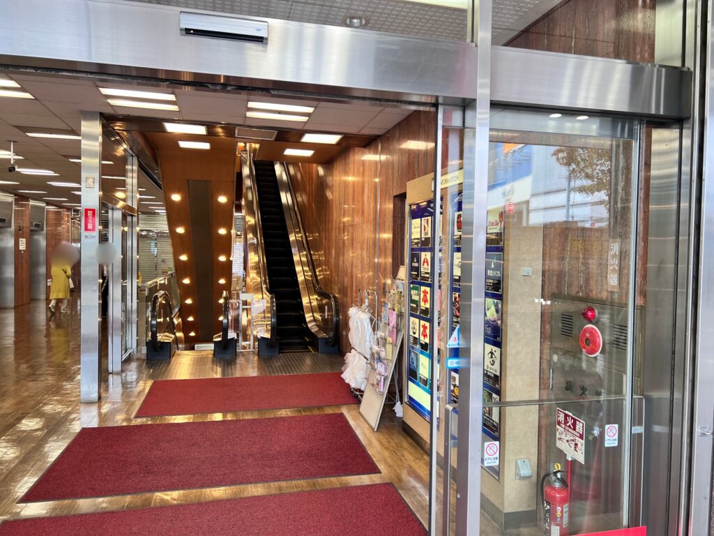 とん久のある地下へ続くエスカレーター