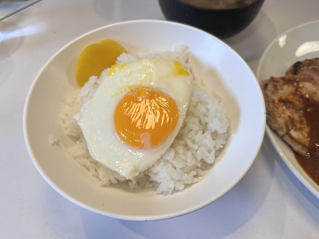 キッチンニュー早苗ご飯と目玉焼きアップ
