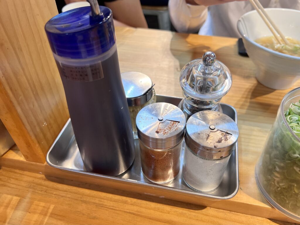 甚三うどん卓上調味料