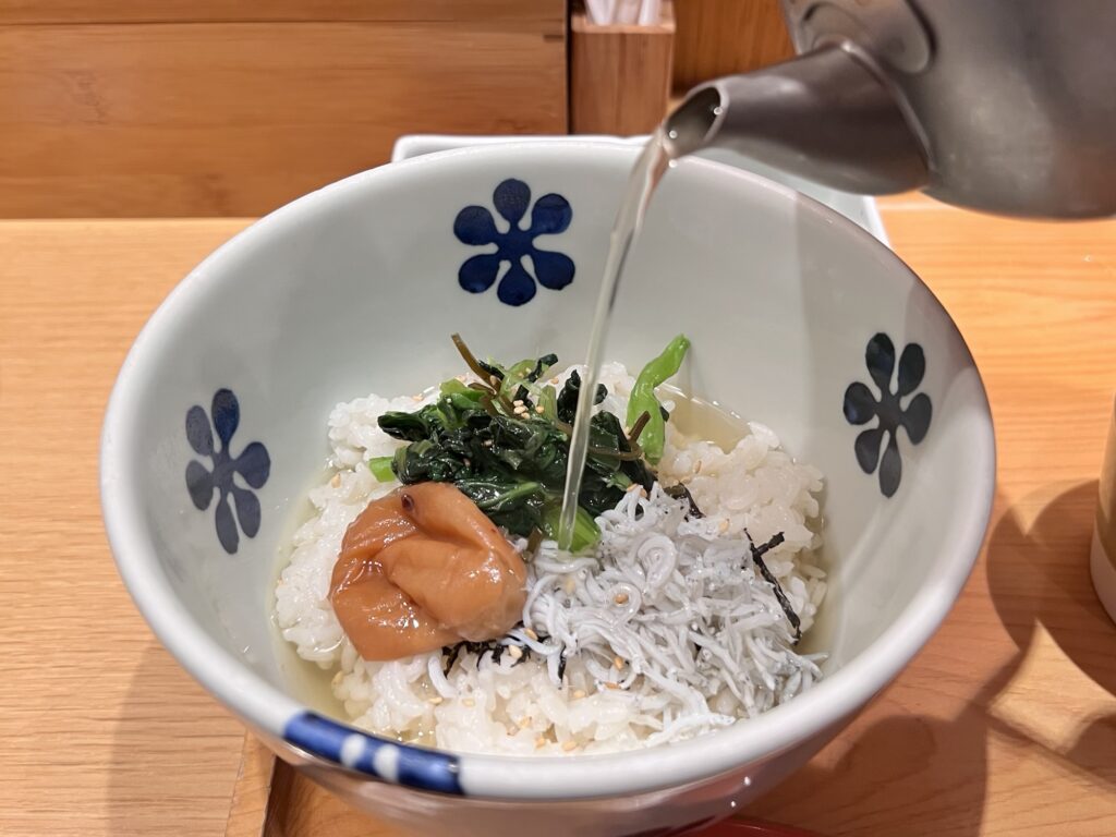 だし茶漬けえん出汁を注いでるところ