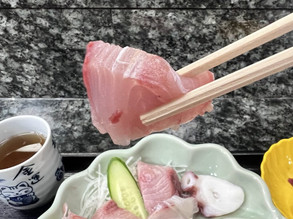 割烹桂ぶりの刺身リフトアップ