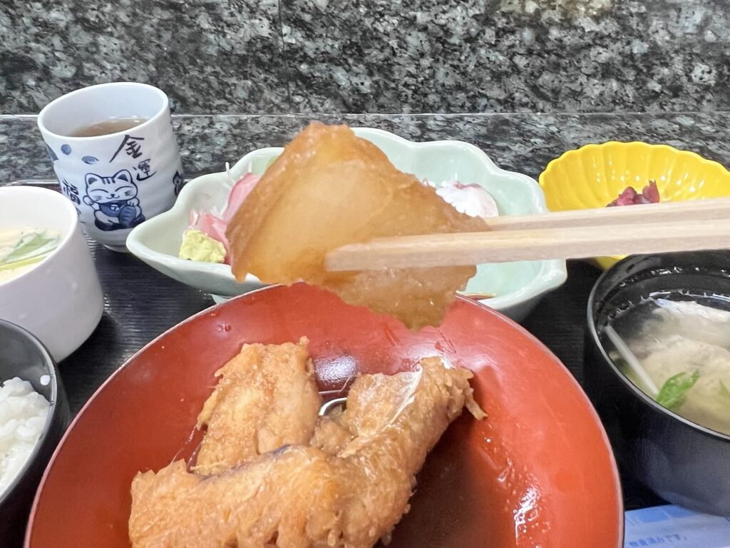 割烹桂真鱈煮付けの大根リフトアップ