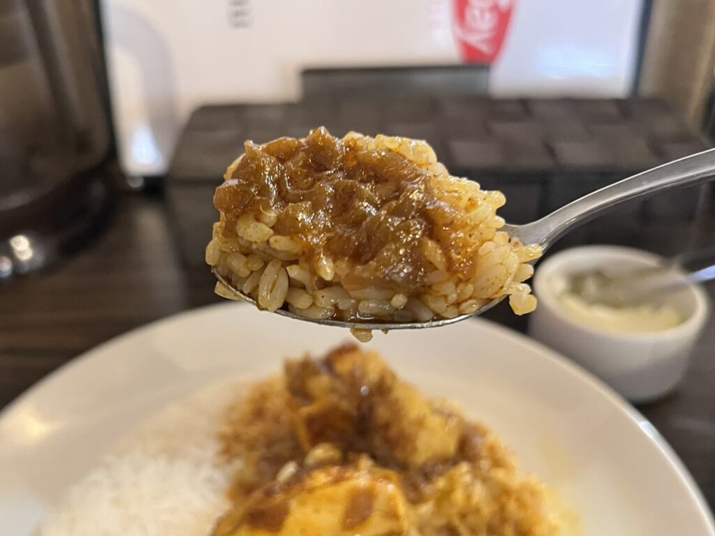 横浜ボンベイカレーをかけたご飯リフトアップ