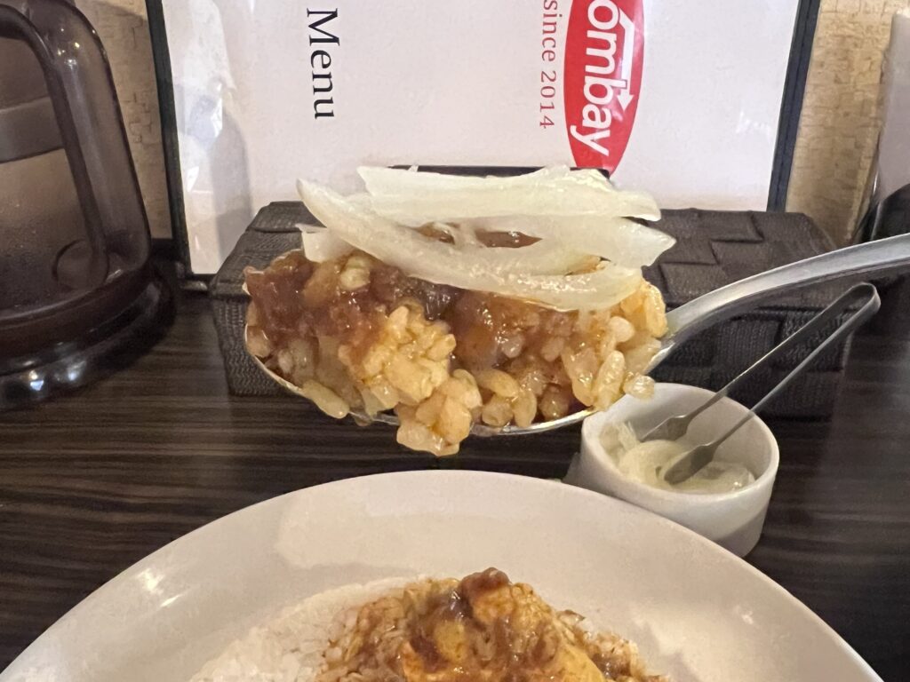 横浜ボンベイ玉ねぎのピクルスを乗せたカレーリフトアップ