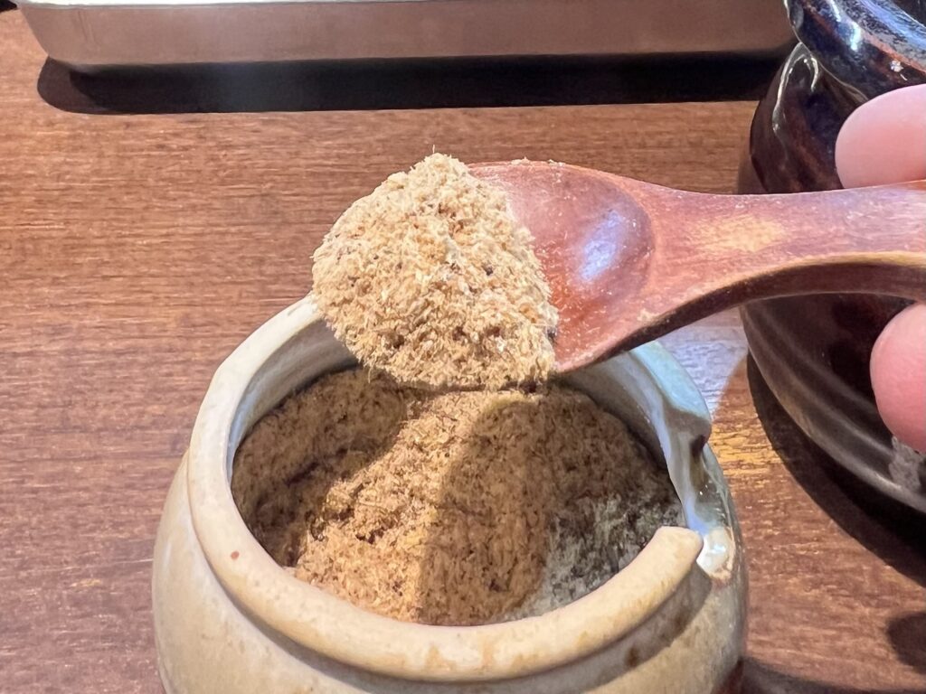 つけ麺屋ひまわり魚粉リフトアップ