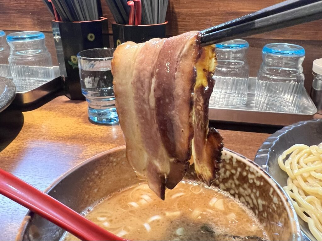 つけ麺屋ひまわりスープにつけたチャーシューリフトアップ