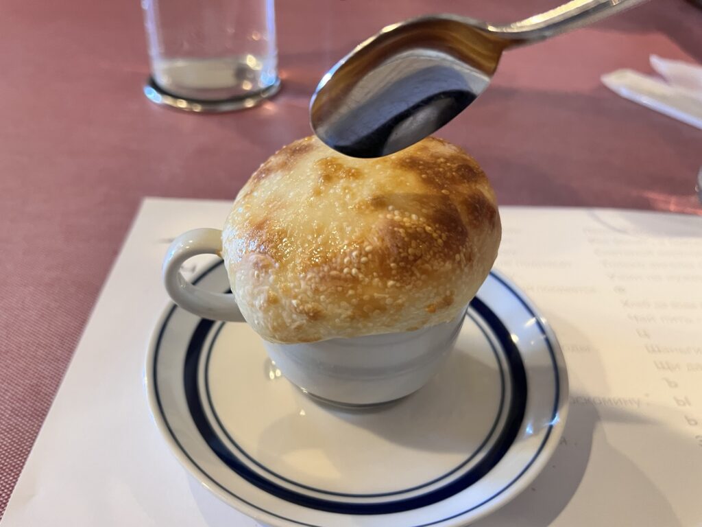 チャイカつぼ焼きパン生地割るところ