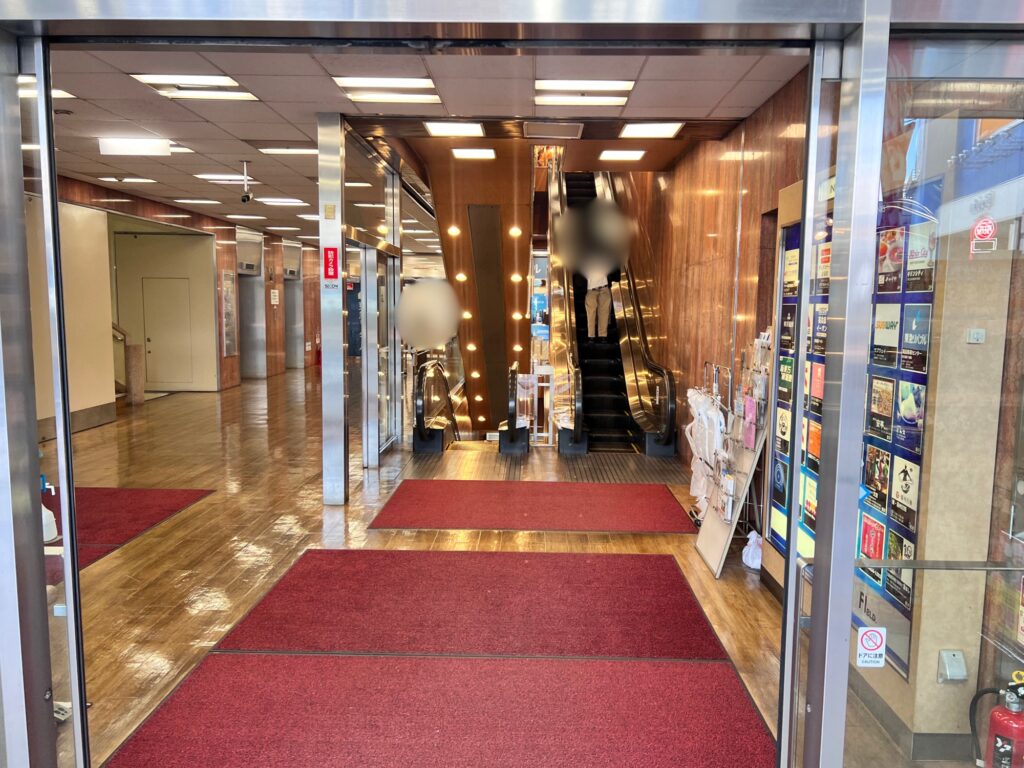 文流がある地下へ続くエスカレーター