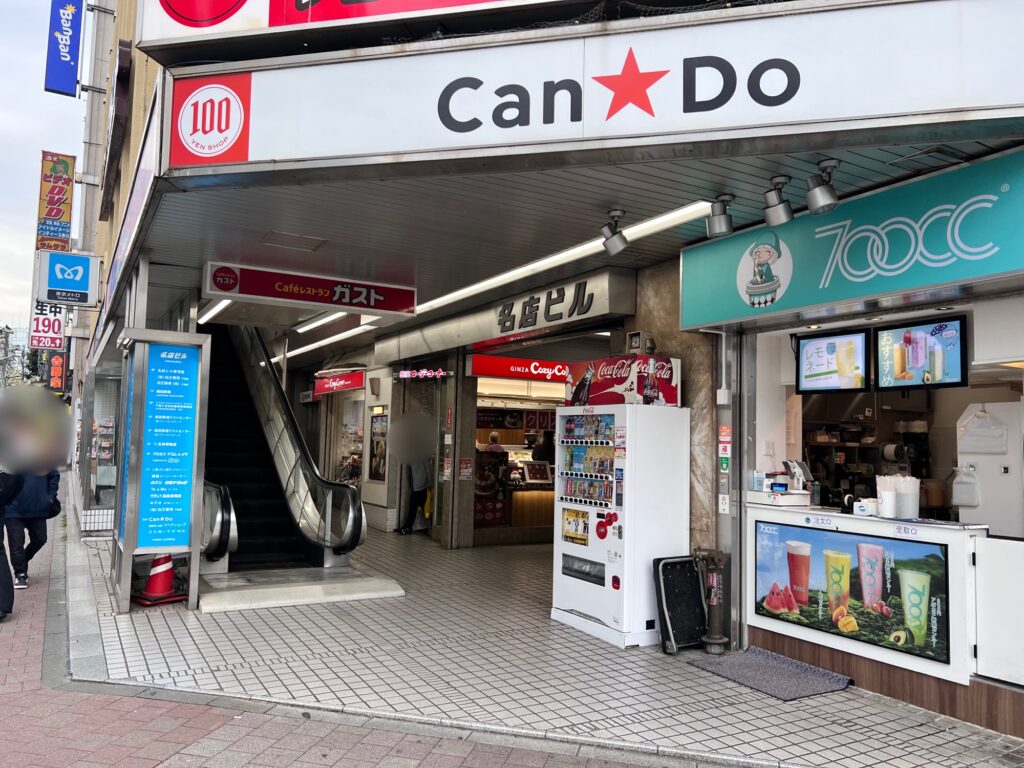 松石が入る名店ビルの階段入り口1