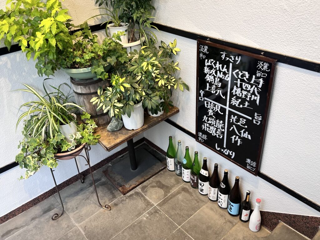 さくらの庭階段踊り場お酒紹介黒板