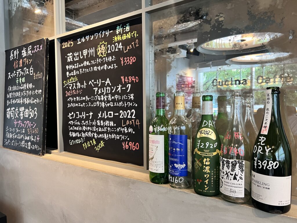 オリーヴァ店内壁ワインメニュー1