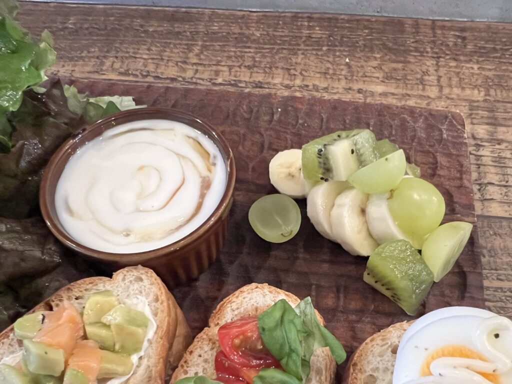 omotenashamojiヨーグルトメープルシロップとフルーツ