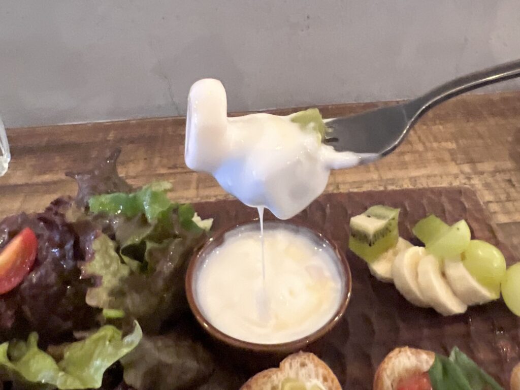 omotenashamojiフルーツをヨーグルトメープルシロップにくぐらせてリフトアップ