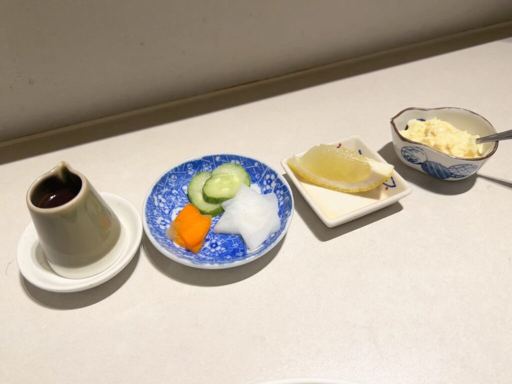 Fry家ソース、おしんこ、カットレモン、タルタルソース