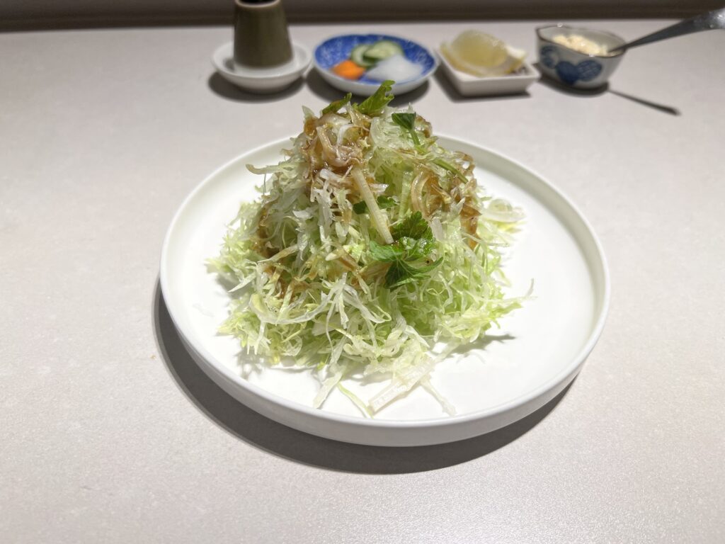 Fry家ドレッシングをかけたサラダアップ