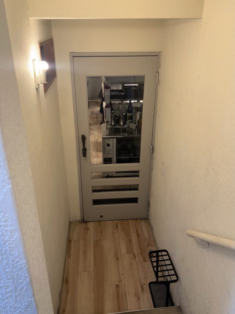 Fry家地下の店舗入り口