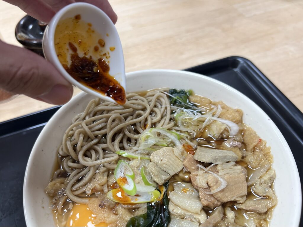 松石特製辣油かけてるところ