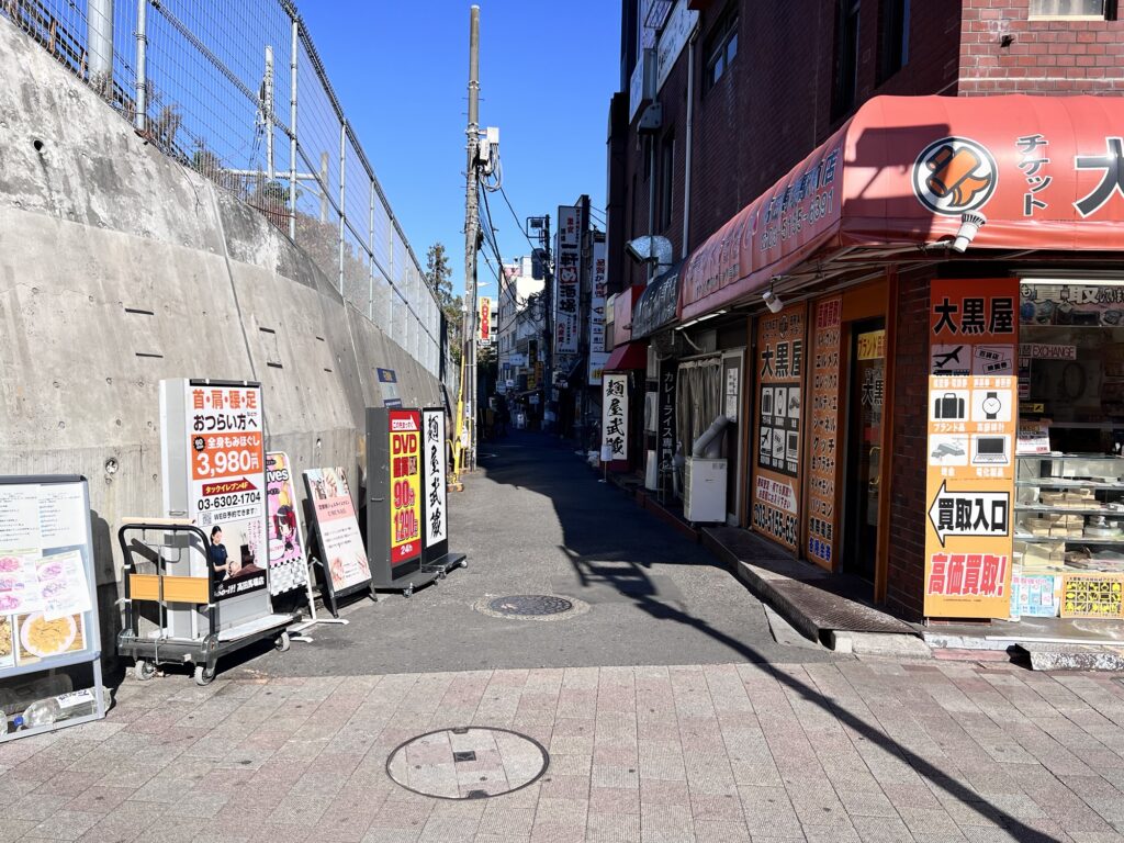 ノングインレイが入るタックイレブン高田馬場横の細い路地
