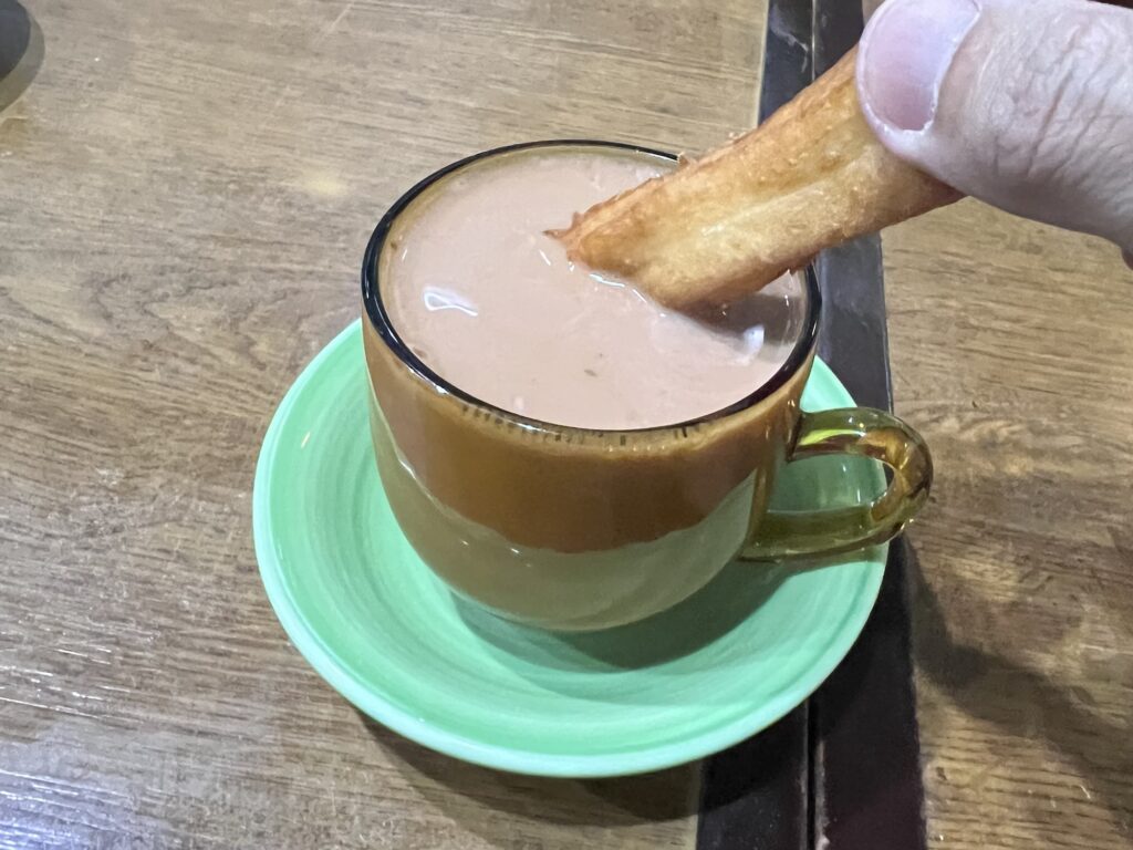 ノングインレイ揚げパンをミルクティーに浸してるところ
