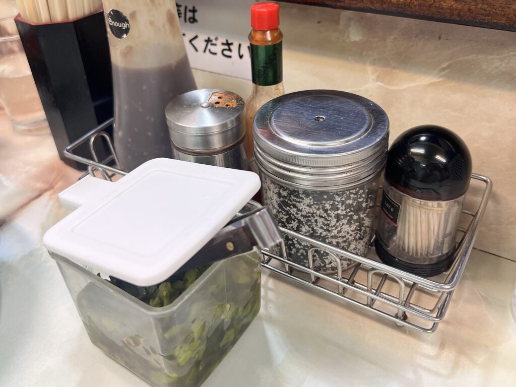 洋庖丁きゅうりの漬物と卓上調味料