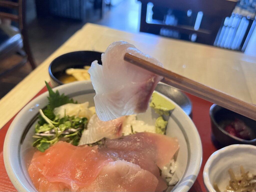 まるがまる鮮魚丼のひらまさリフトアップ