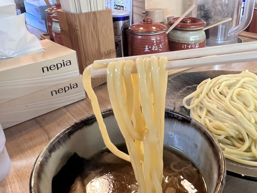 やすべえ麺つけ汁くぐらせてリフトアップ