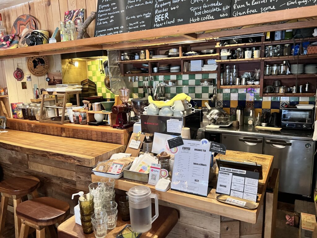 地球を旅するCAFE店内風景2