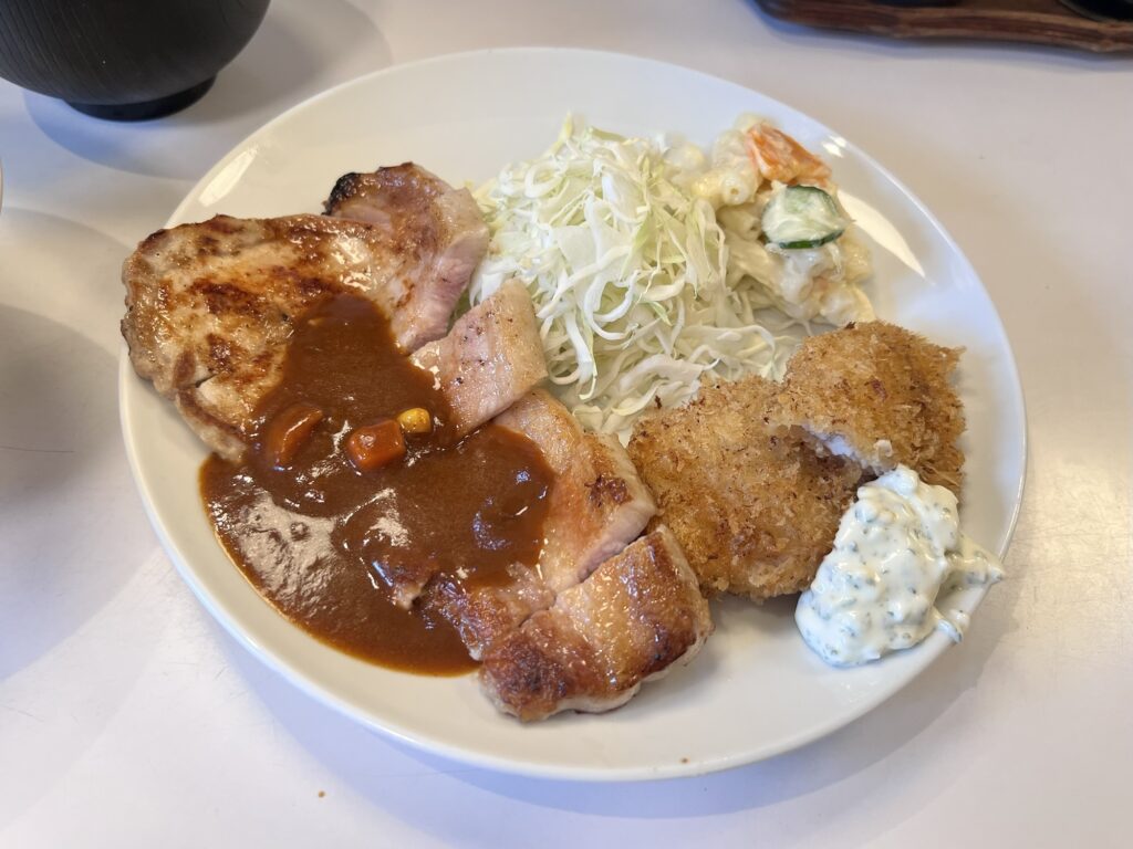 キッチンニュー早苗日替りポークソテーとアジフライ