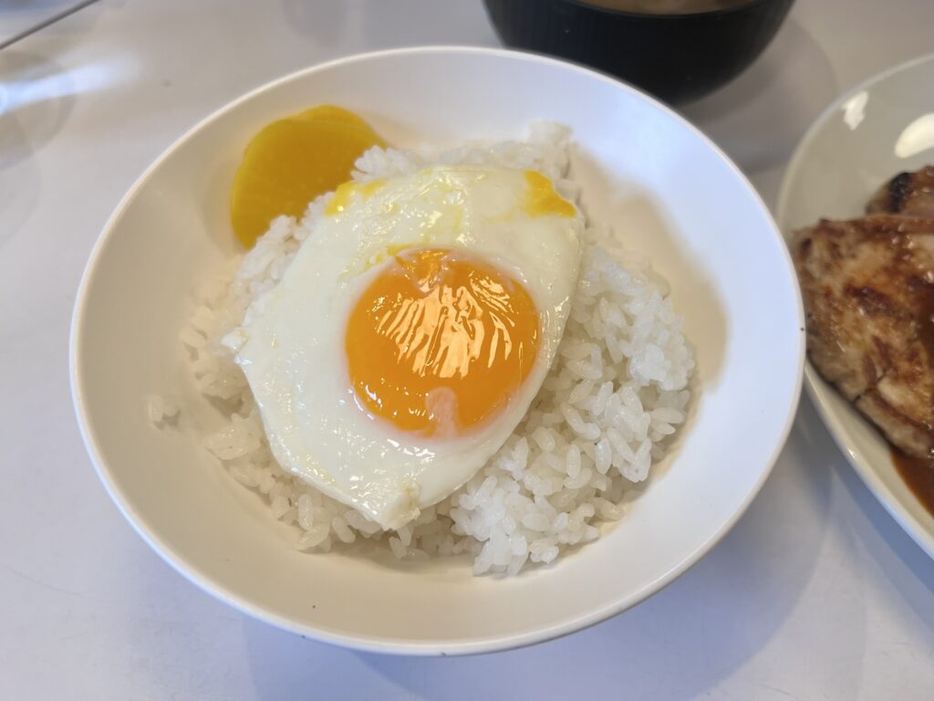 キッチンニュー早苗ご飯と目玉焼きアップ