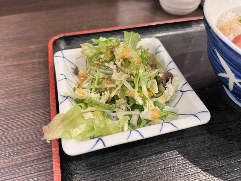 まぐろんちシーザーサラダアップ