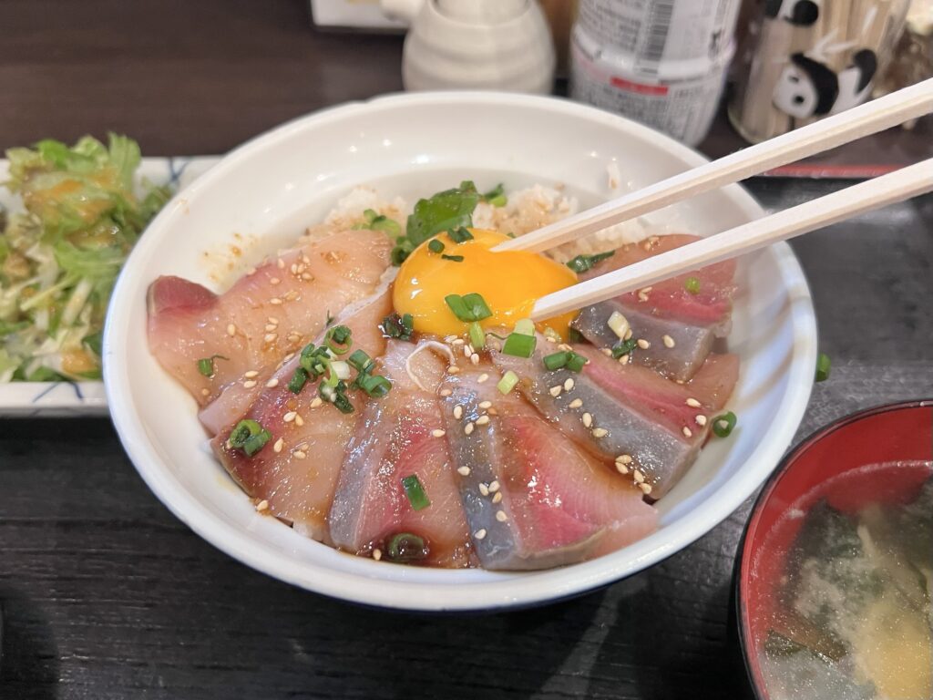 まぐろんち卵黄割るところ