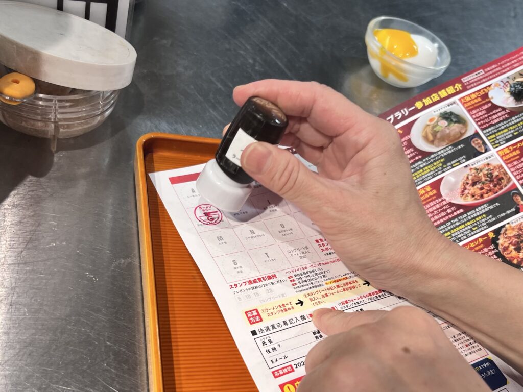 香家ラーメンラリースタンプ押してるところ