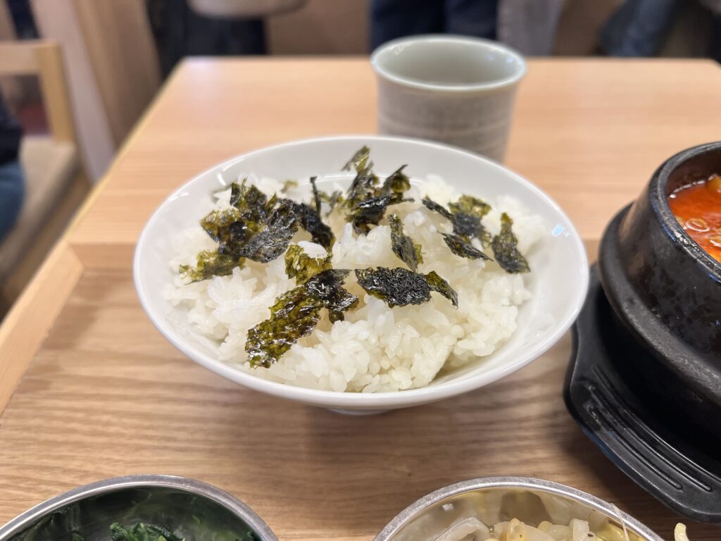 中山豆腐店韓国のりをかけたご飯アップ