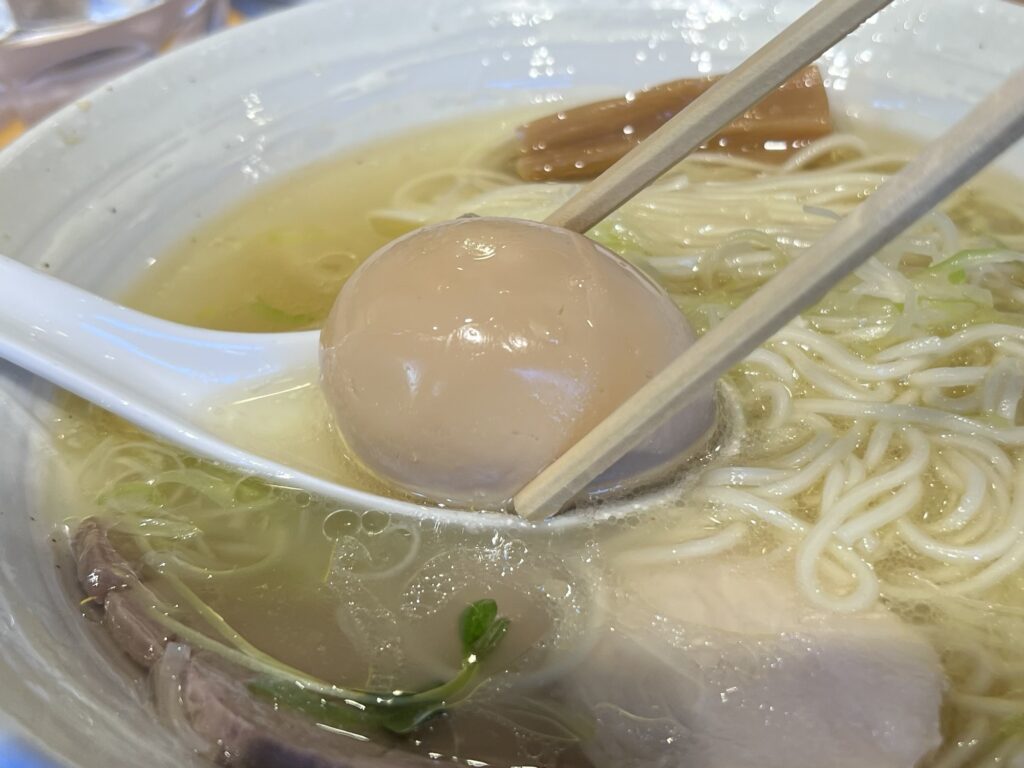 BABA NOODLE HOUSE味玉割るところ